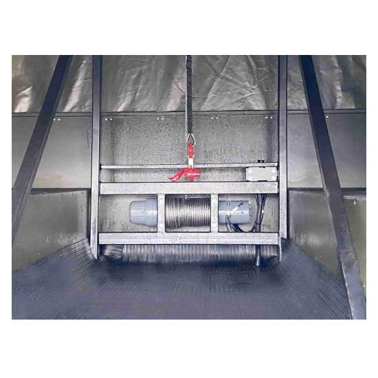 Лебедка в грузовую платформу со стойкой и трапами